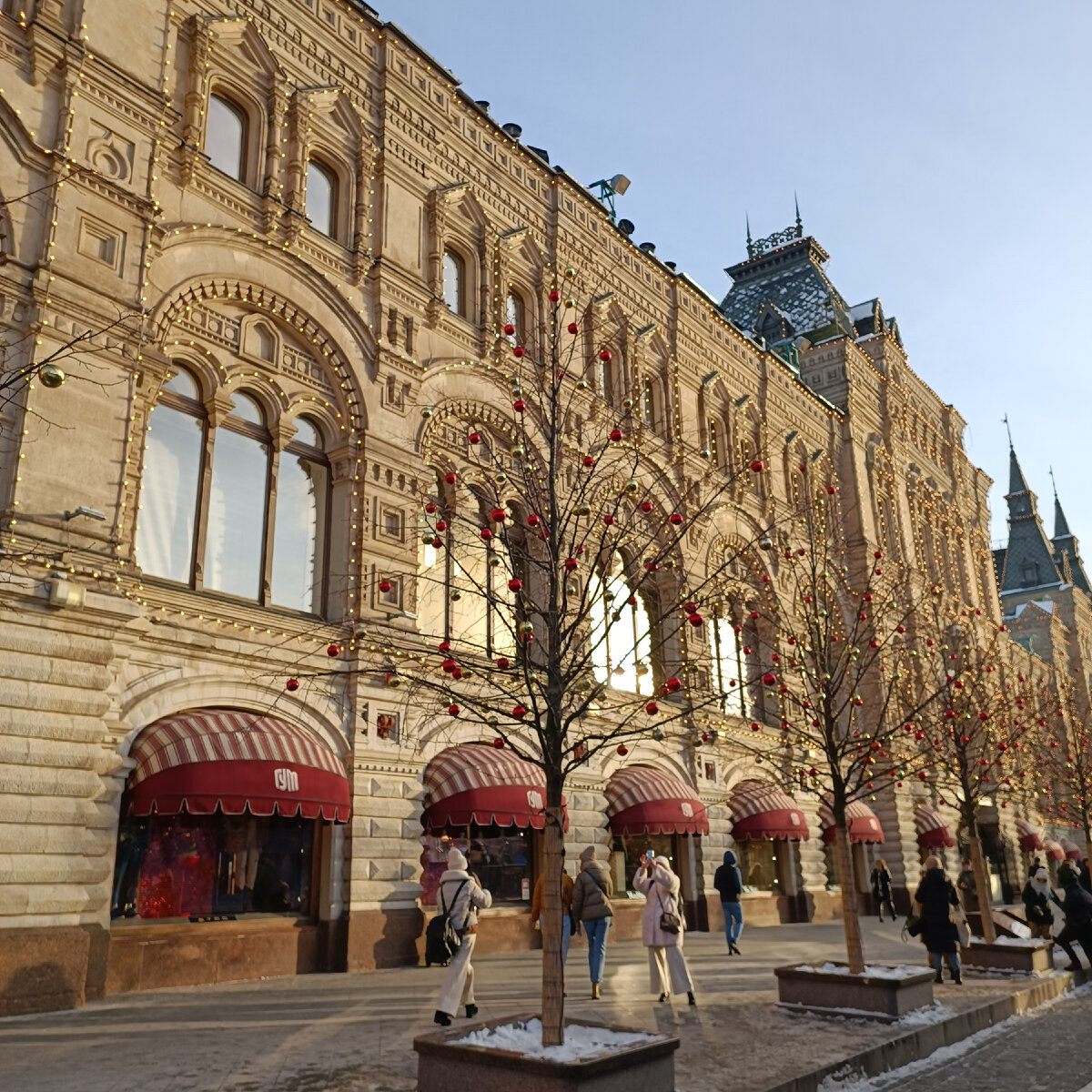 Деревья перед ГУМом ежегодно украшают красно-золотыми шарами