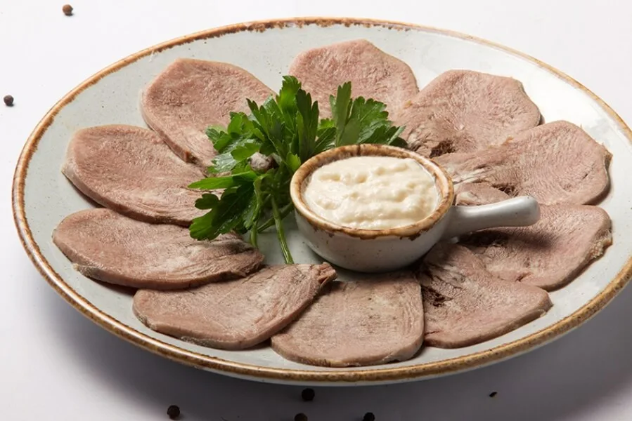 Простой и вкусный салат со свиным языком и соленым огурцом