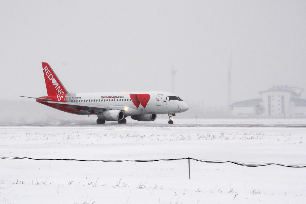 Прямой самолет омск. Ra-89195. Ред Вингс рейс WZ-4323, Sukhoi Superjet 100-95.