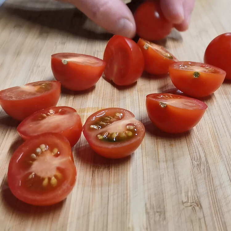 Раньше заказывали салат с морепродуктами в ресторане, а теперь готовим дома сами за 5 мин. Получается дешевле и вкусно очень