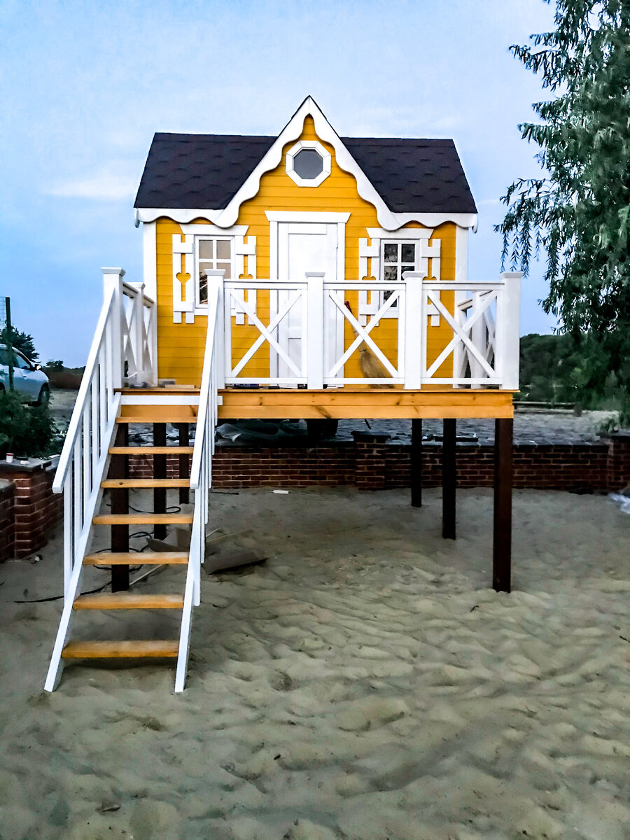 Домик на сваях из дерева