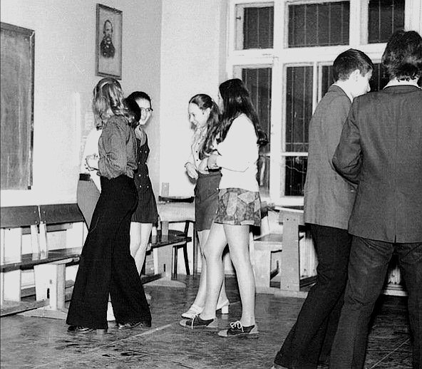 Обычная советская сходка молодёжи. Девушки старались привлечь к себе внимание, даже в условиях дефицита хорошей одежды и тотальных ограничений от блистителей морали
