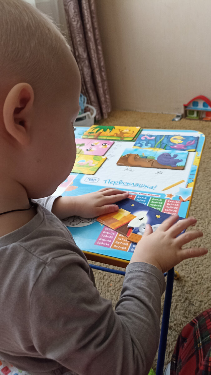 Мой младший сын собирает пазлы 