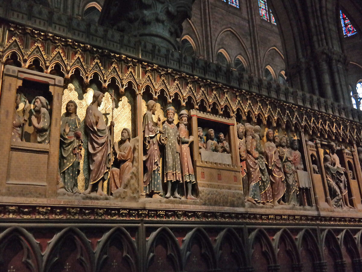 Notre dame de перевод. Собор Парижской Богоматери внутри. Собор Парижской Богоматери алтарь. Галерея королей в соборе Парижской Богоматери. Фрески собора Нотр дам де пари.