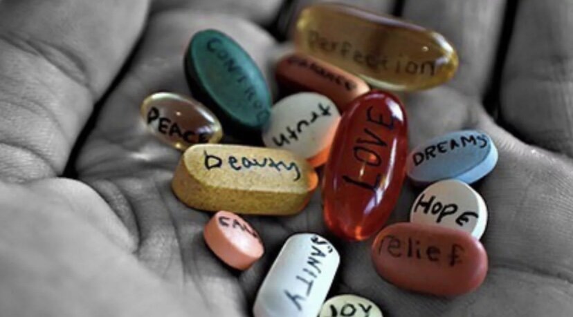  Дайте мне технику 


Желание получить быстрый результат, при своем минимальном участии, это одна из фантазий многих клиентов, которые приходят на терапию. Это может говорить о том, что у человека есть представление о терапии, как о лечении, где терапевт играет основную роль и «лечит» клиента, давая техники и упражнения. Таким образом может представляться психотерапия клиенту.
  Есть и другой вариант, который заключается в сопротивлении клиента, когда бессознательный страх, волнение и тревога может рождать нежелание разбираться в причинах тех проблем, которые есть. Лучше что то с собой сделать, упражнение или технику, таким образом как бы «отсекая» ее от себя, как какое то «инородное тело», требующее избавления для того, чтобы излечиться. Тут ускользает главное, что, пытаясь избавиться таким образом от проблемы, мы пытаемся избавиться от самих себя, как бы разделяя свою личность на «ту, которая здоровая, хорошая, правильная, и т.д.» и «плохую, проблемную, чуждую мне». 
  Мы в терапии стремимся добиться целостности личности, так как человек проявляется как личность и в своих проблемах в том числе и в тех областях, где он преуспел. Разница лишь в том, что одни наши проявления на текущий момент нашей жизни стали дезадаптивными, другие же для нас являются адаптивными. Задача терапии в том, что бы то что нам мешает, те чувства или мысли, что вызывают дискомфорт принять и прожить их, сделать опытом и тогда наш внутренний мир придет в гармонию. 




#braginpsyhologist#быстроерешениепроблем#хочутехникудлярешениявсехпроблем#желаниеполучитьволшебнуютаблетку#психология#психотерапия#психологмосква#психологонлайн
