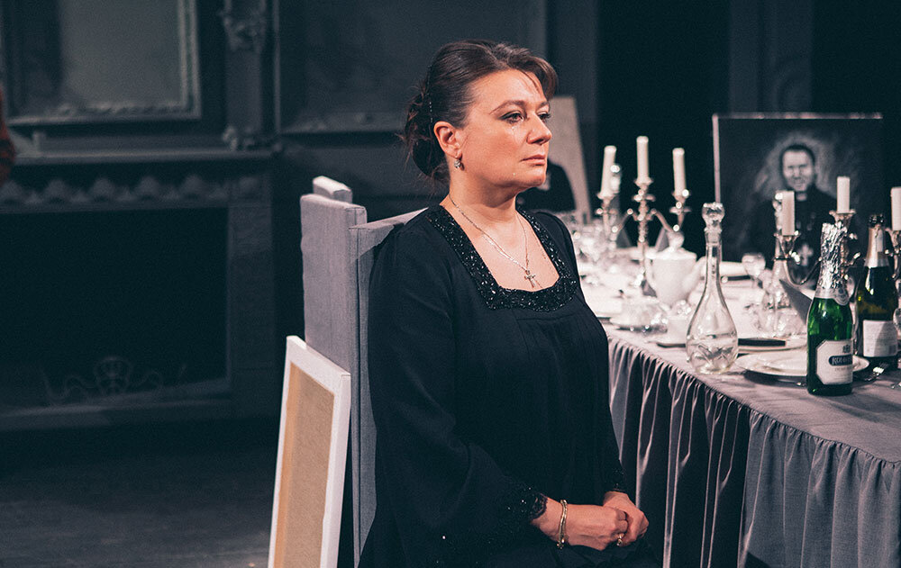 На всех фото сцены со спектакля "Привидения"