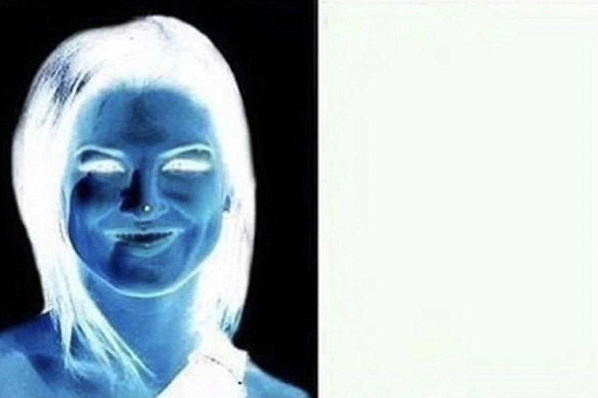 15 секунд перед. Оптическая иллюзия негатив. Девушка негатив. Иллюзии девушка негатив. Синий в негативе.
