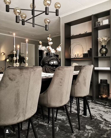 Шкаф с открытыми полками в столовой.