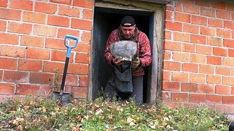 Еле пролез, чтобы достать находку из заброшки