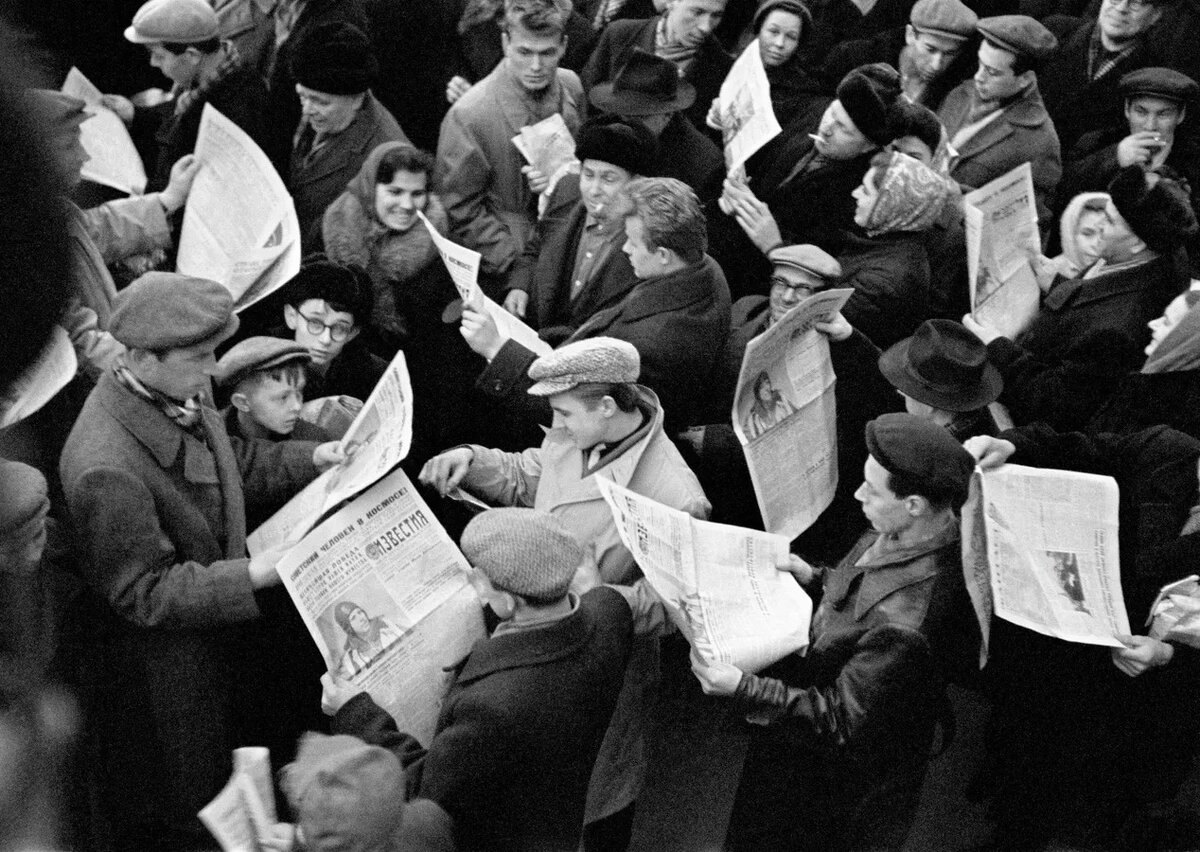Человек читает газету. Человек с газетой СССР. Советские люди читают газеты. Много людей с газетами.
