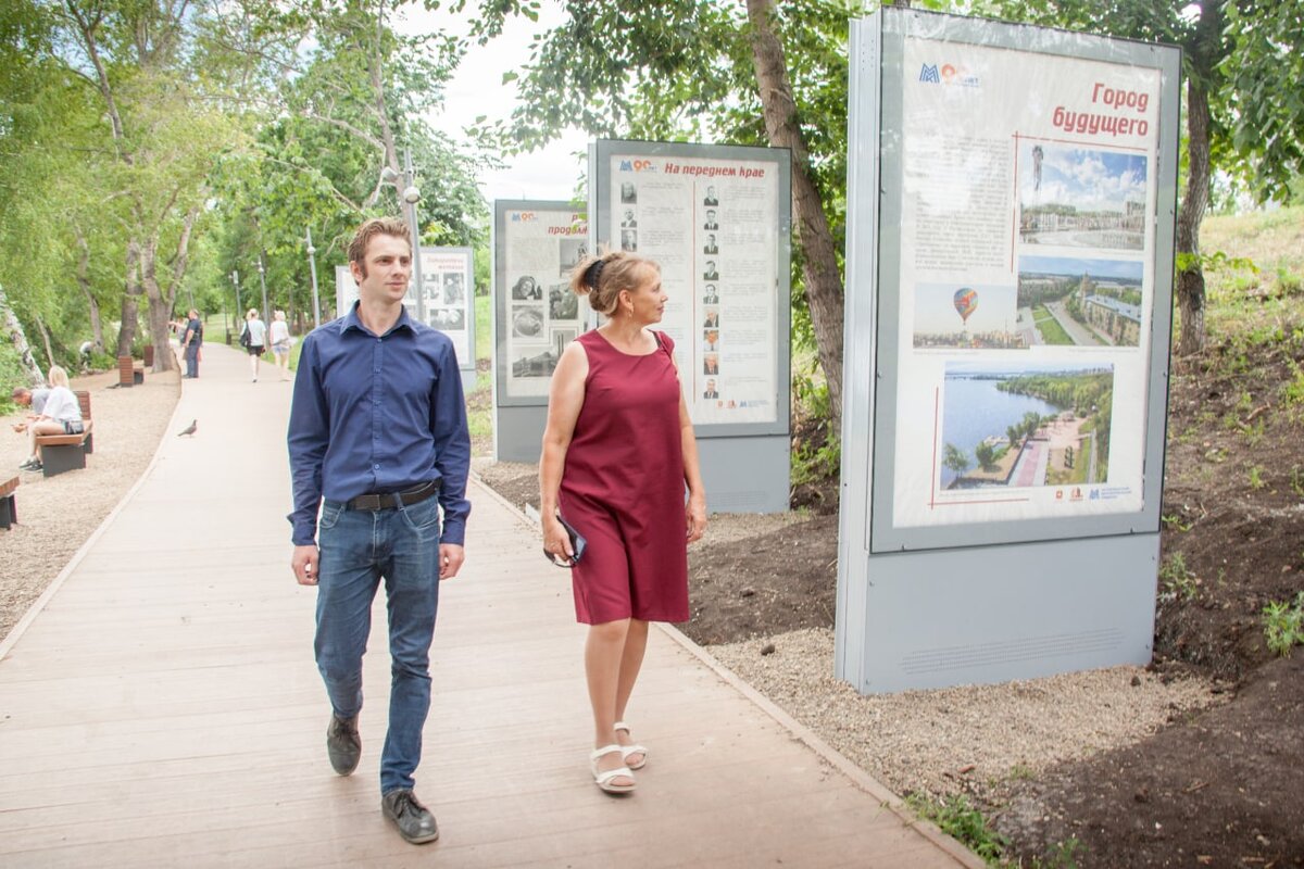 Выставка магнитогорск. Россияне фото людей. Выставки на улицах города. Аллея про Магнитогорск в Москве.