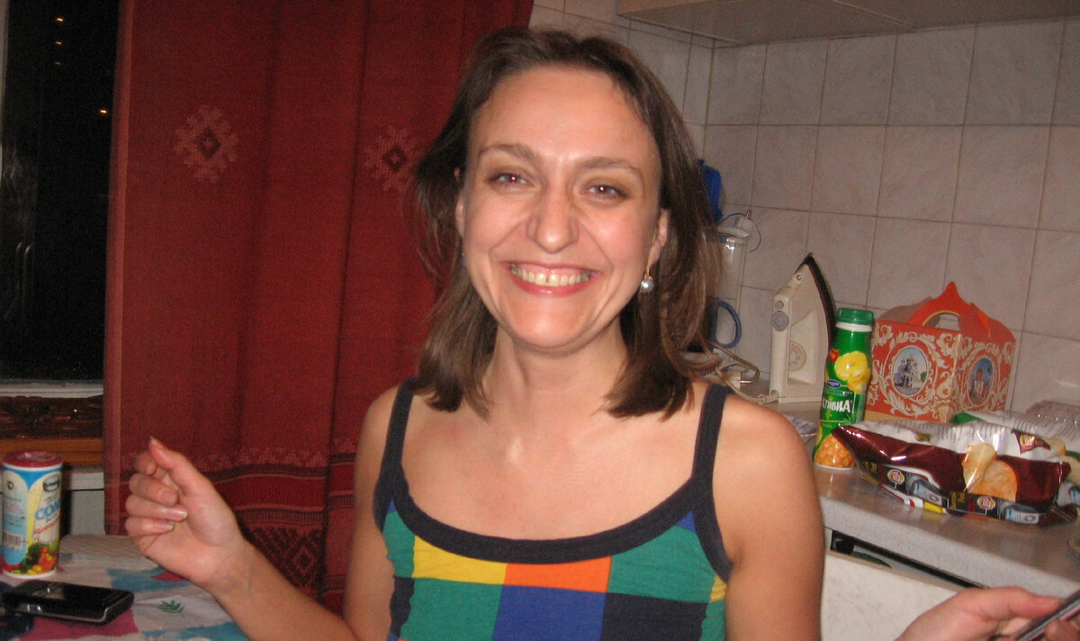 Автор на кухне своей отдельной квартиры во время приёма гостей. Фото из личного архива.