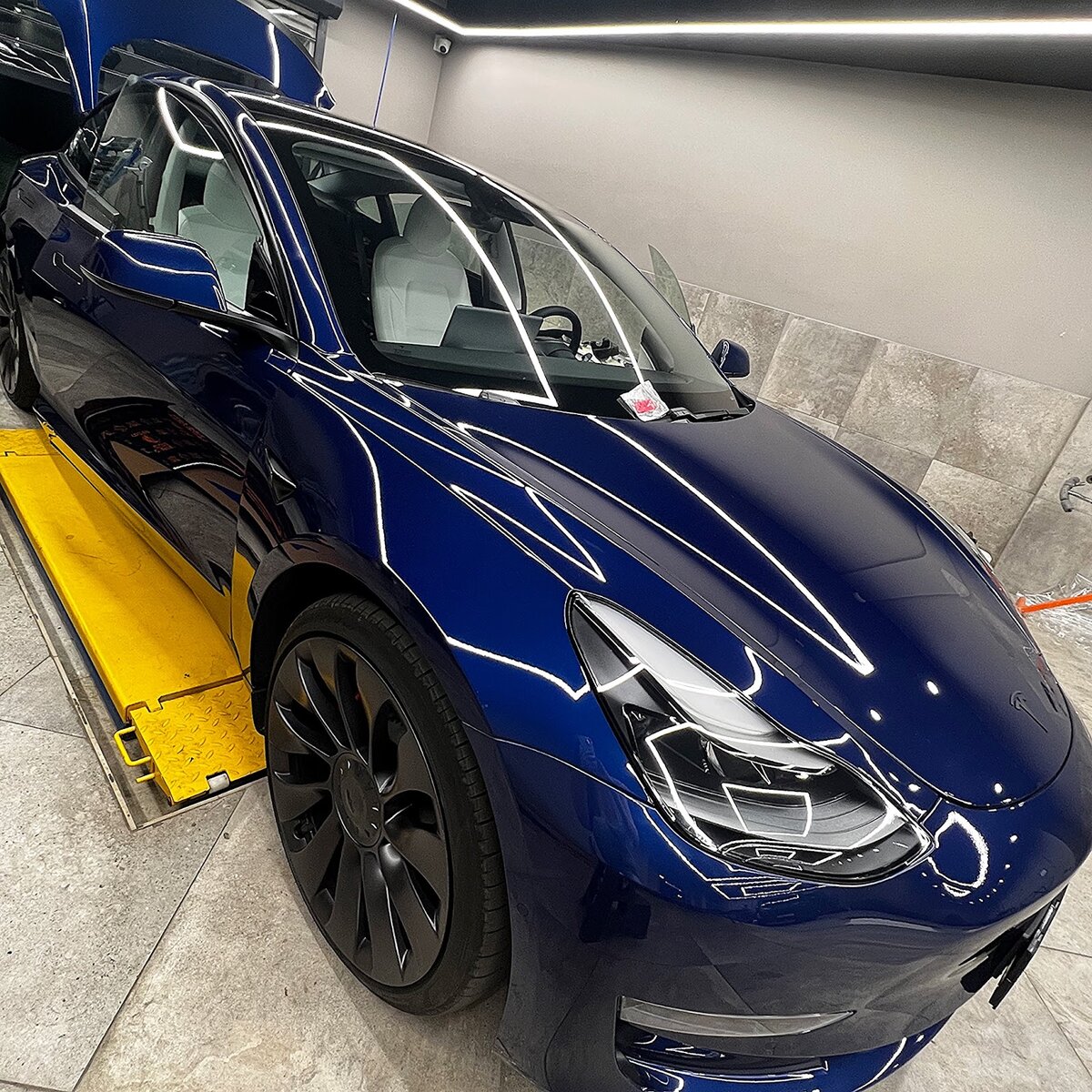Старт процесса разбора Tesla в детейлинг-центре Carleone