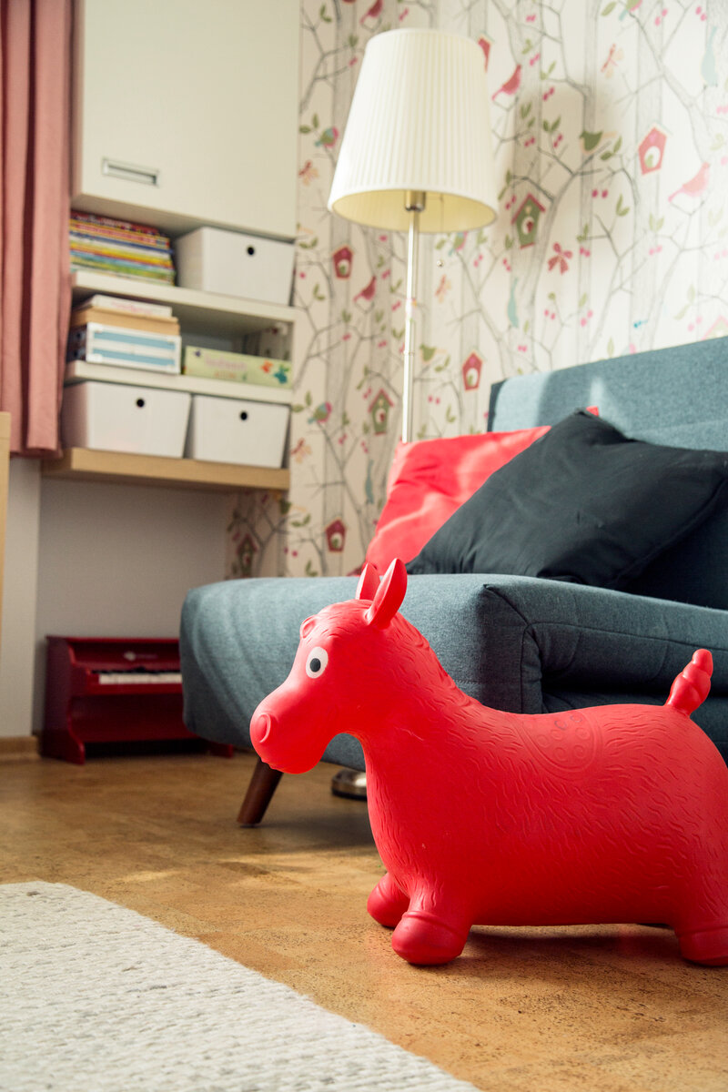 Мой проект. В этой комнате закрытое хранение большинства игрушек. В открытом доступе те, что гармонично вписываются и не создают визуальный шум. Такая организация необязательна, но из опыта - удобная и вполне доступная альтернатива открытому хранению. 