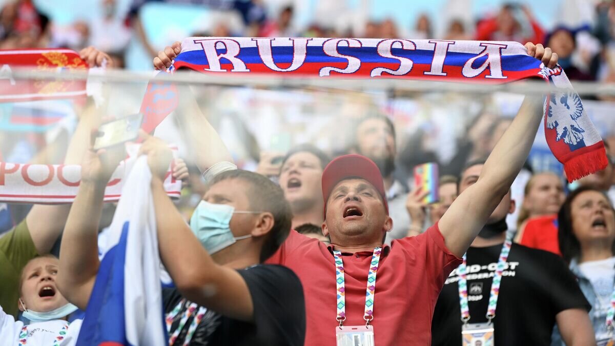    Болельщики сборной России© Kirill Kudryavtsev - Pool - Powered by Getty Images/UEFA