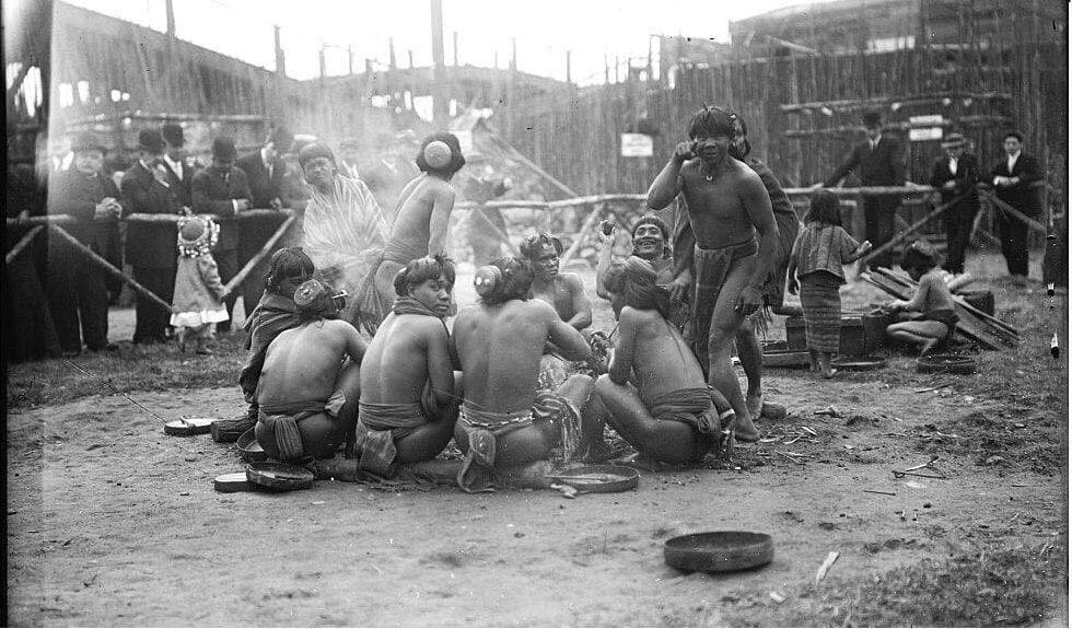 На фото филиппинское племя бонток в "Человеческом зоопарке". Нью-Йорк, 1905 год.