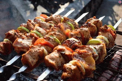 Чтобы шашлык был хорошим, он должен быть нежным, мягким и сочным. Жевать подошву от старого башмака никому не хочется, поэтому мариновать мясо нужно уметь.