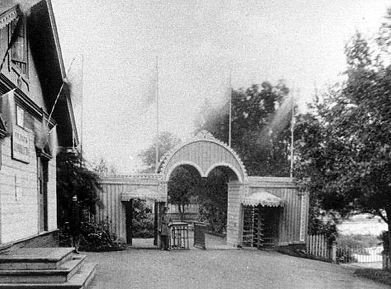 Главный вход в Зоосад, 1884. Тогда ворота выглядели ещё совершенно скромно