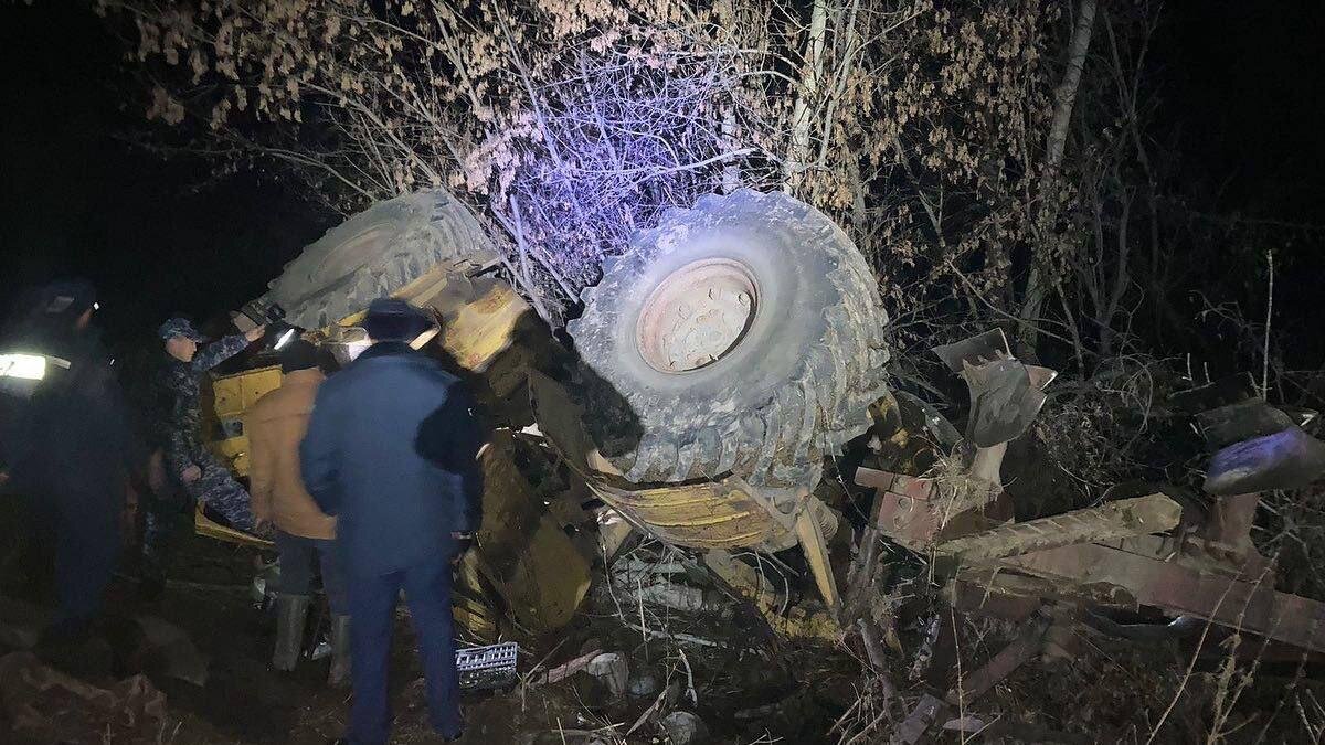    Полиция стоит возле опрокинутого трактора:t.me/police_of_kz