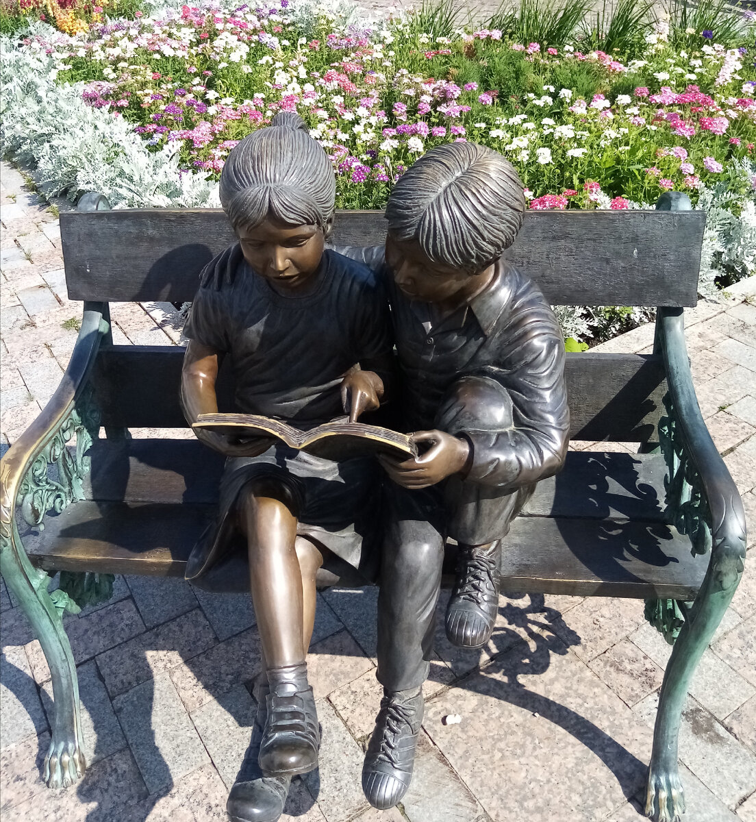 Мы читали книжки (скульптурная композиция в парке им.Бажова, фото автора) 