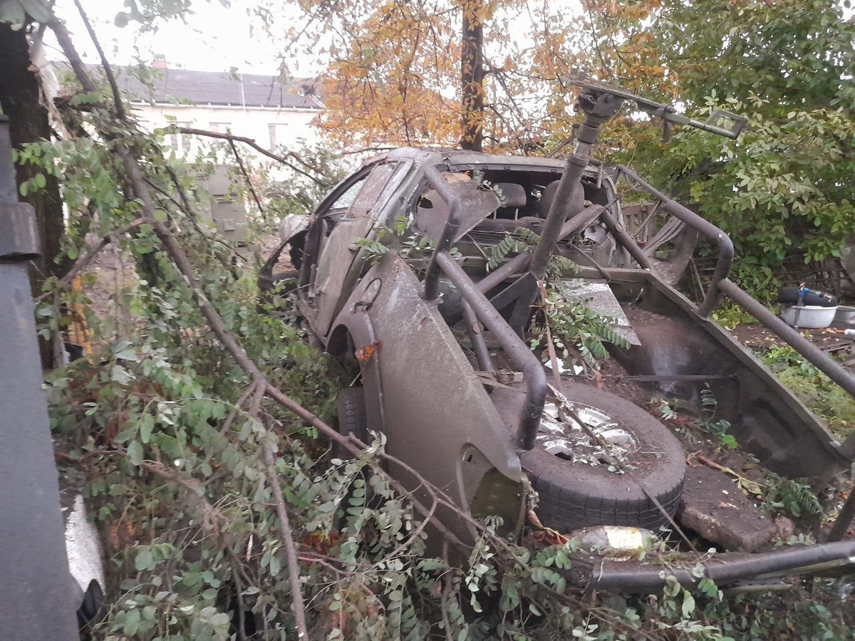 Автомобиль волонтеров, уничтоженный в ходе артудара ВСУ