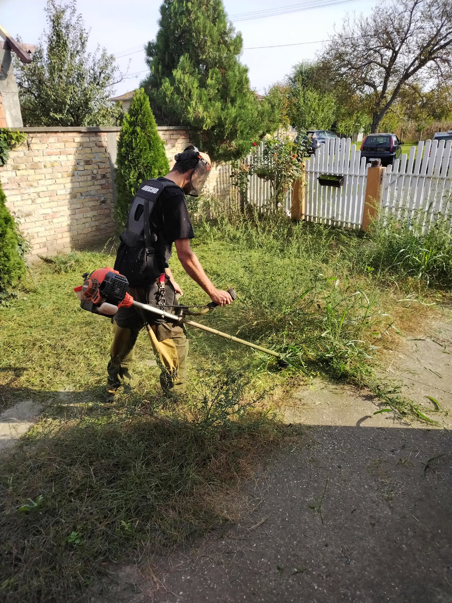 Газонокосильщик Боян за работой у меня на участке