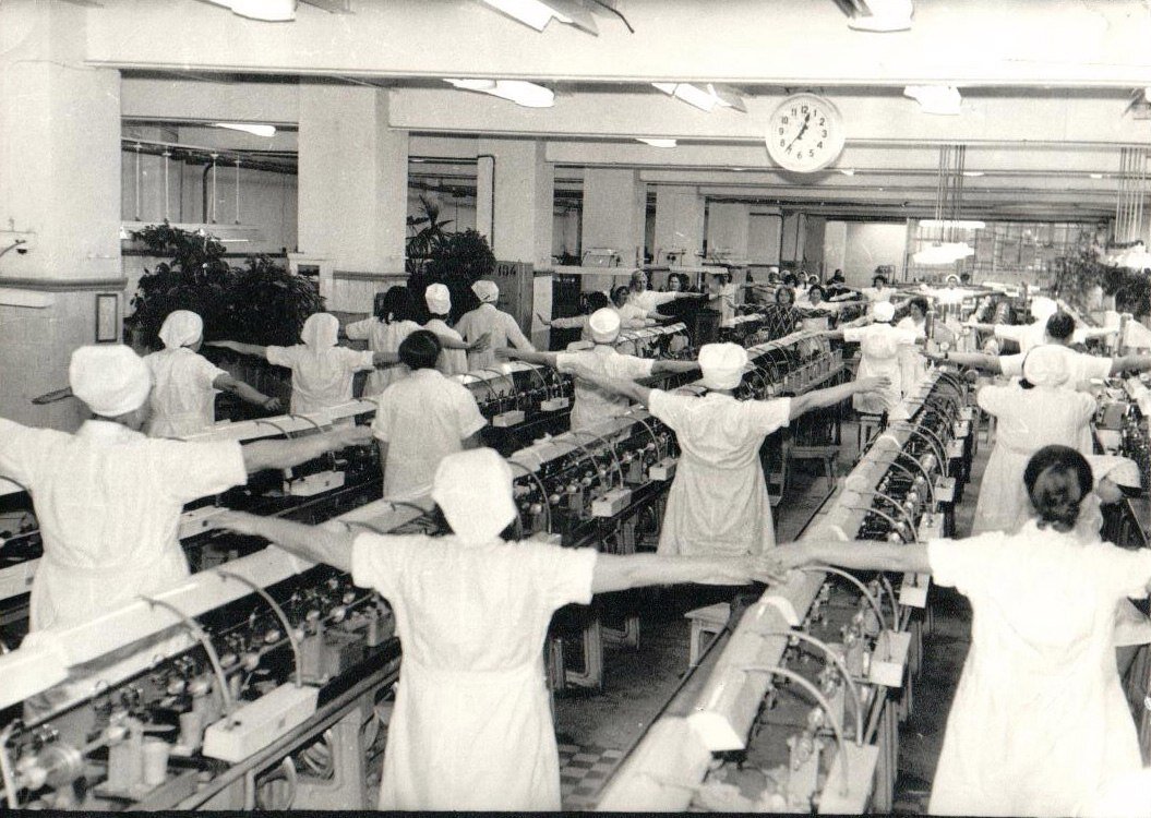 Работницы цеха металлосеток делают производственную гимнастику