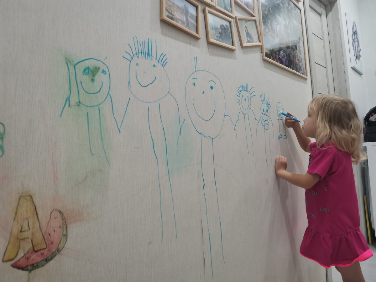 Разрешила порисовать на стене... 