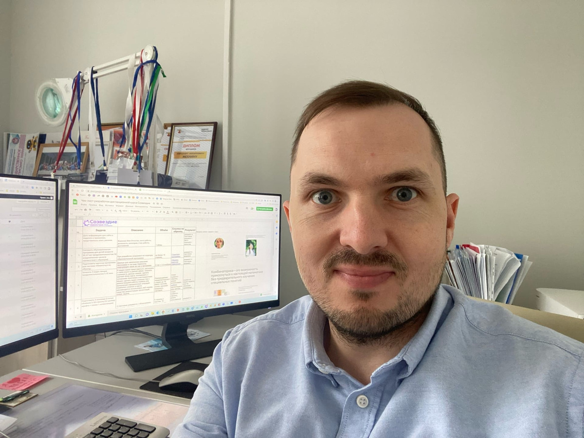 На столе как у настоящего айтишника два монитора