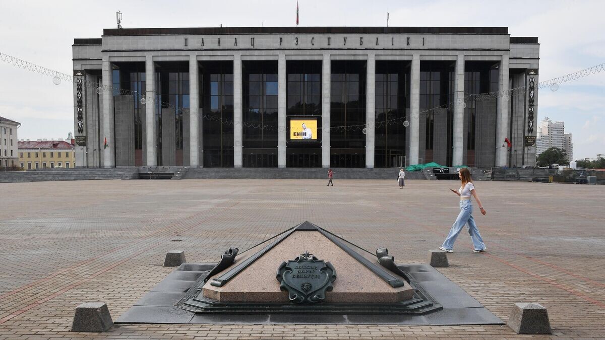    Знак "Нулевой километр Белоруссии" и дворец Республики на Октябрьской площади в Минске© Sputnik / Виктор Толочко
