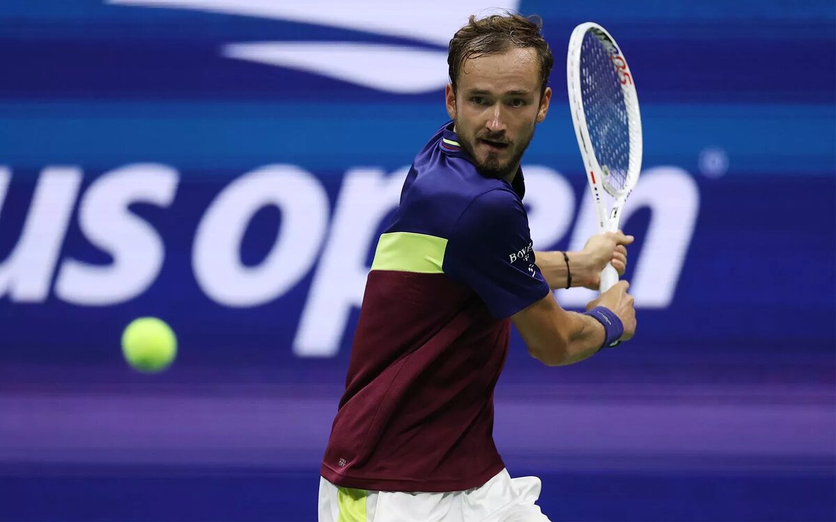 Медведев на корте.  фото: картинки  яндекса.