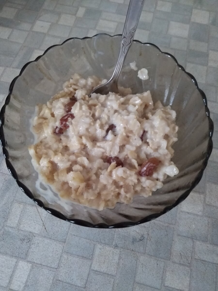  Овсяная каша с изюмом.