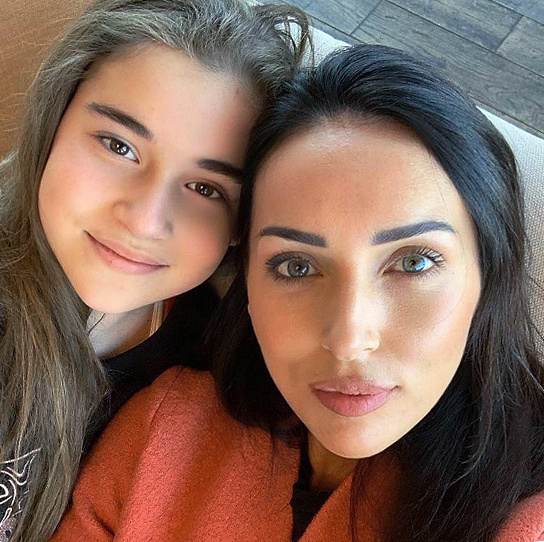 Микелла Абрамова с матерью Алсу
