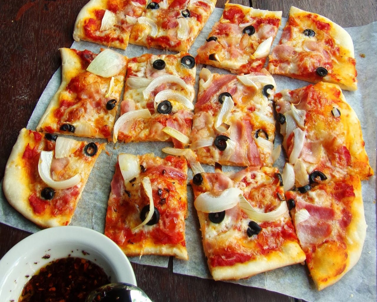 Рецепт мягкой пиццы как в пиццерии. "Пицца". Красивая пицца. Домашние пиццы. Пицца в домашних условиях.