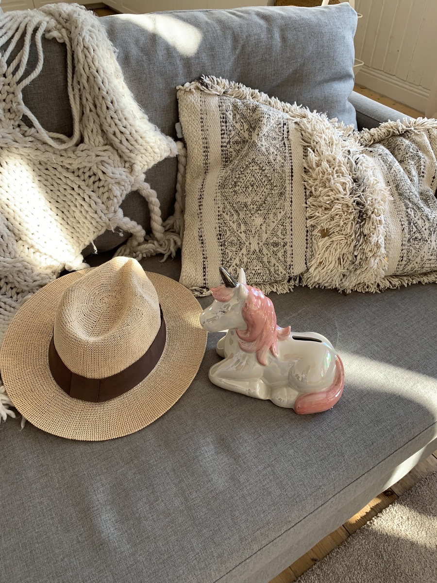 Доллары симпатично смотрелись бы на этой композиции.