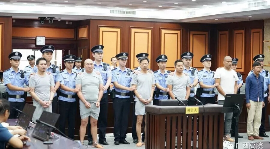 Обвиняемые в зале суда. Фото: mp.weixin.qq.com