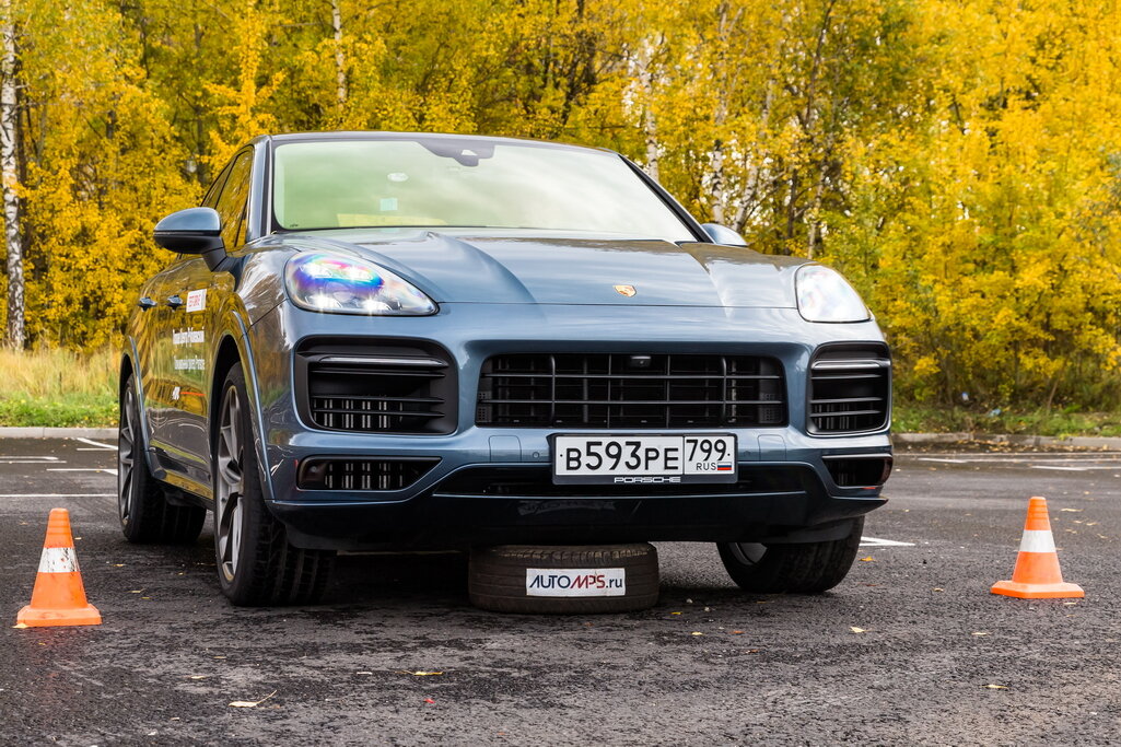 Audi q8 или Porsche Cayenne. Audi q8 фото синий металлик.