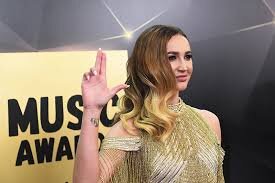 Ольга Бузова. Певица, телеведущая.