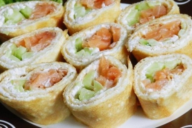 Пикантные блины с семгой и сыром