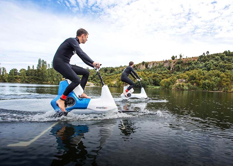 Водный велосипед на подводных крыльях Manta5 развивает скорость до 20 км/час, им легко управлять, а при падении в воду нетрудно начать движение заново.