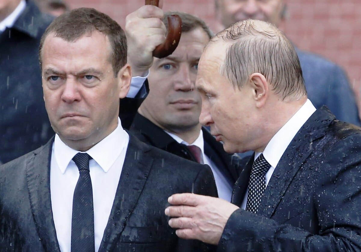 Президент России Владимир Путин с премьер-министром Д. Медведевым во время церемонии возложения венков в честь годовщины вторжения фашистской Германии 22 июня 2017 года. (Фото: Сергей Карпухин/Reuters с  The Washington Post)