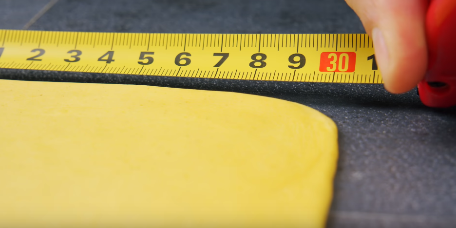 Раскатать тесто.