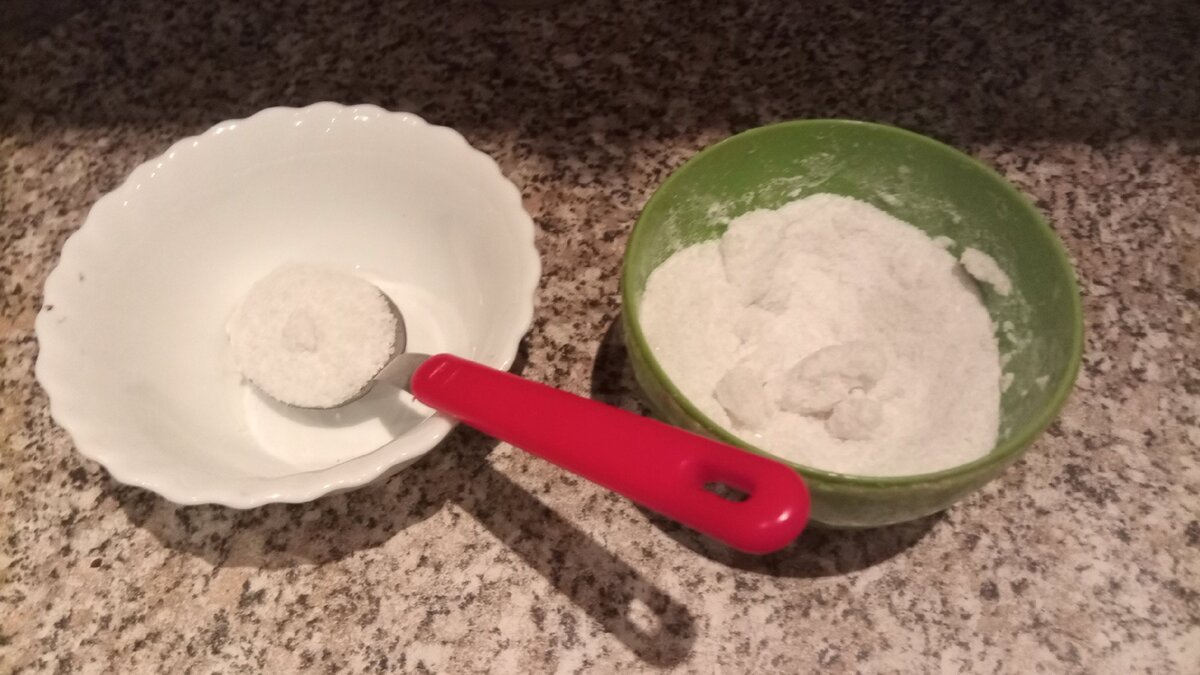 Потребуется каменная соль в количестве одной ложки. 