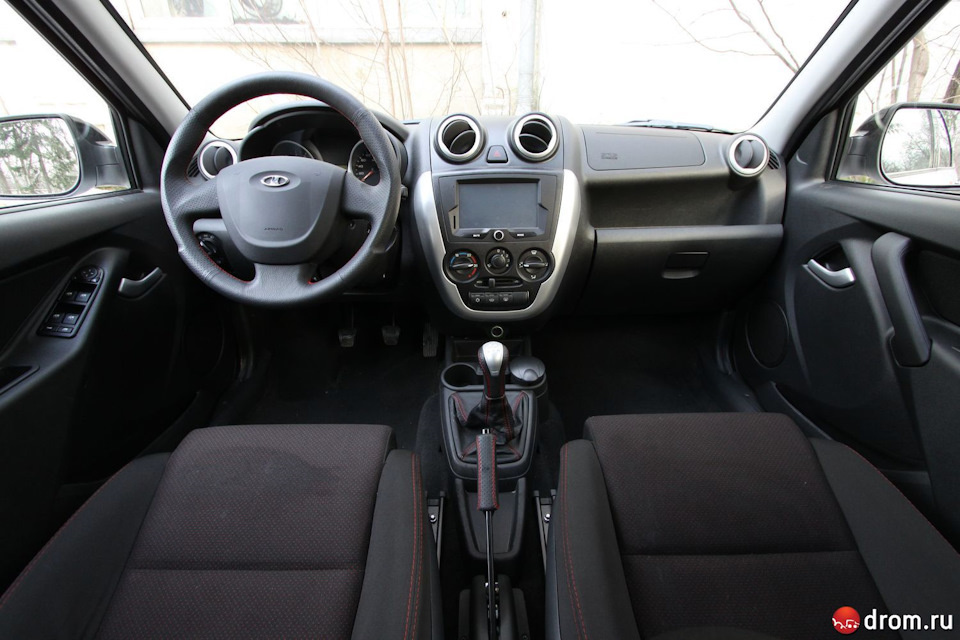 Полный размерОпять же из сети. В салоне на руле была красная