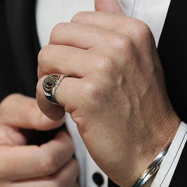 Значение колец на пальцах мужчины.