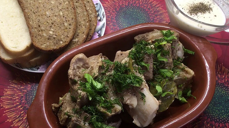 Телячья отварная со сметанным соусом 