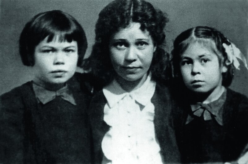 Фатих Кәримнең хатыны Кадрия һәм кызлары Ада белән Ләйлә