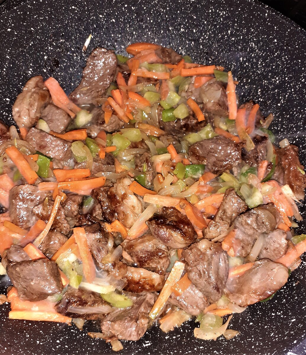 Добавляю морковь брусочками, перец,