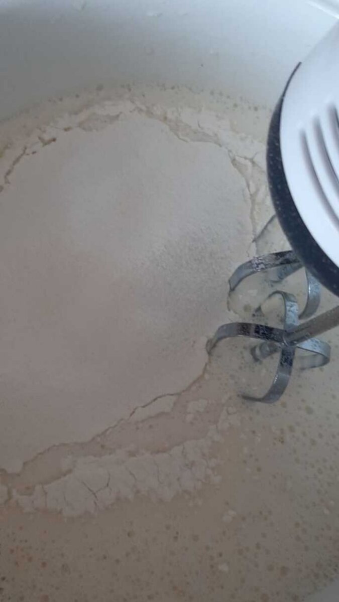 Замешиваем тесто для блинов. В 1 литр теплого молока добавляем 4 яца, 3 ст. л. горячей воды, соду (на кончике ножа), соль по вкусу.