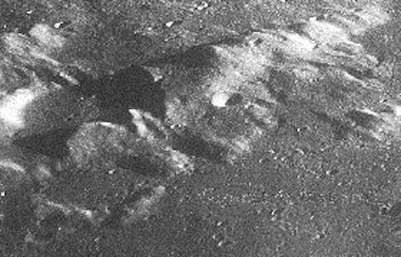  Полукруглое образование на поверхности Луны, листайте в право